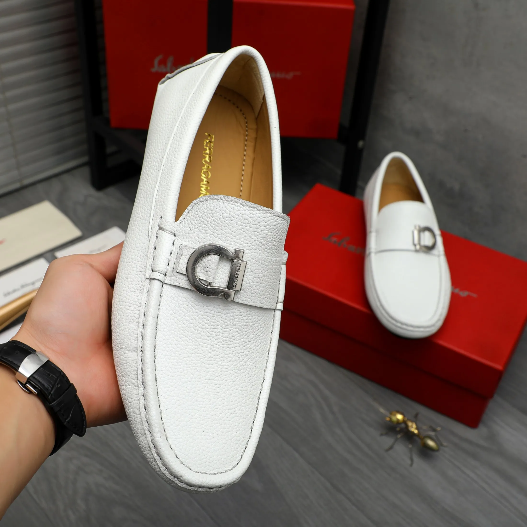 P420 Product trademark: Ferragamo [Ferragamo] Casual slip-on men's shoes Regular size: 38-44 Product material: Selected pebbled cowhide upper, sheepskin lining, original rubber outsole
